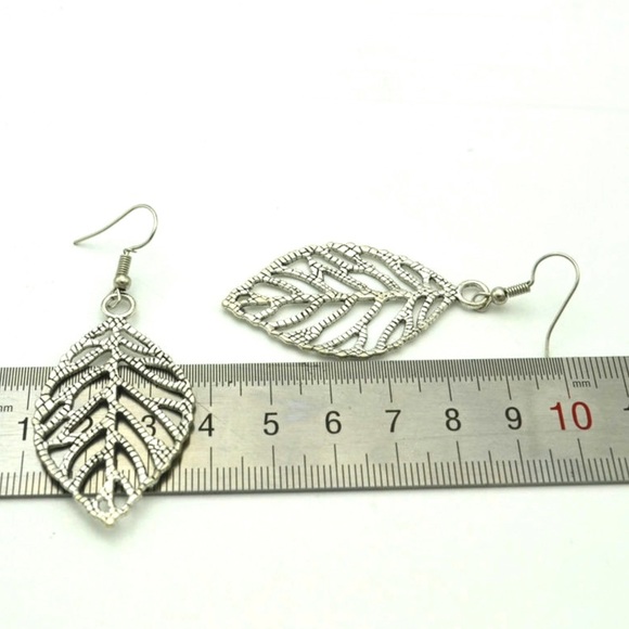 ❤️🆕 Silver Tones Detailed Leaves Earrings - Picture 6 of 6